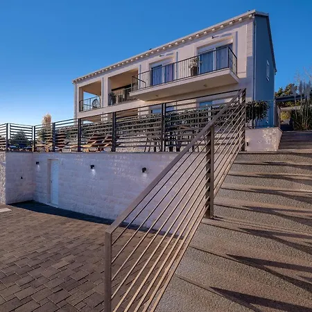 Luxury Authentic Experience At Marta Villa Lumbarda