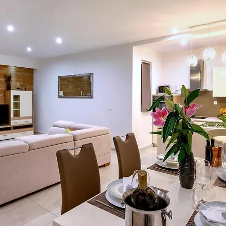 Luxury Authentic Experience At Marta Villa *