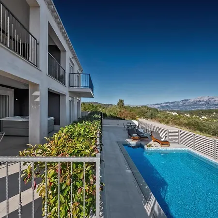 Villa Luxury Authentic Experience At Marta Lumbarda