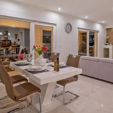 Luxury Authentic Experience At Marta Villa Lumbarda